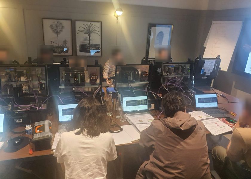 Participantes trabajando con maletas de entrenamiento encendidas