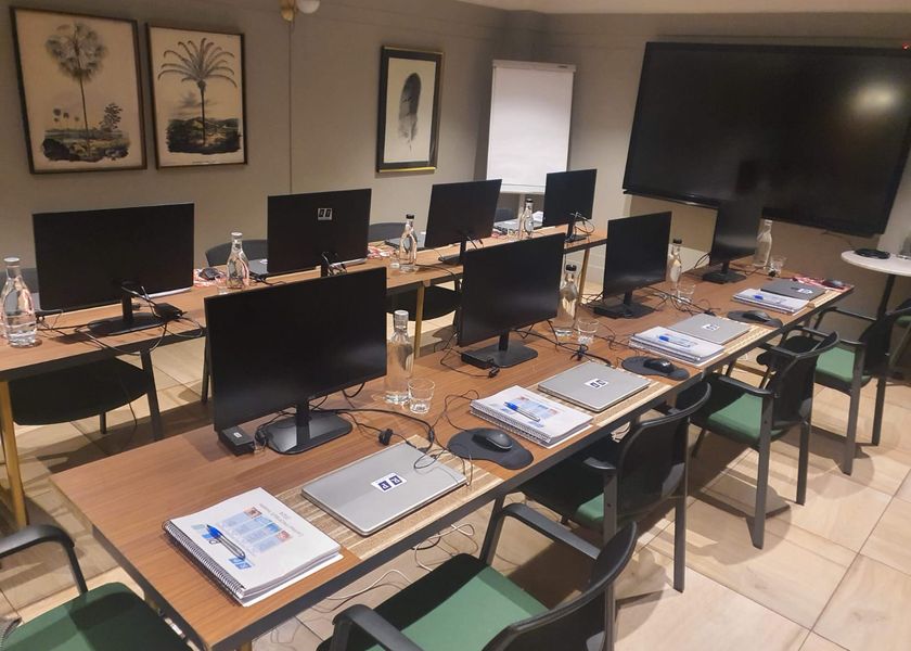 Salón preparado para un curso presencial